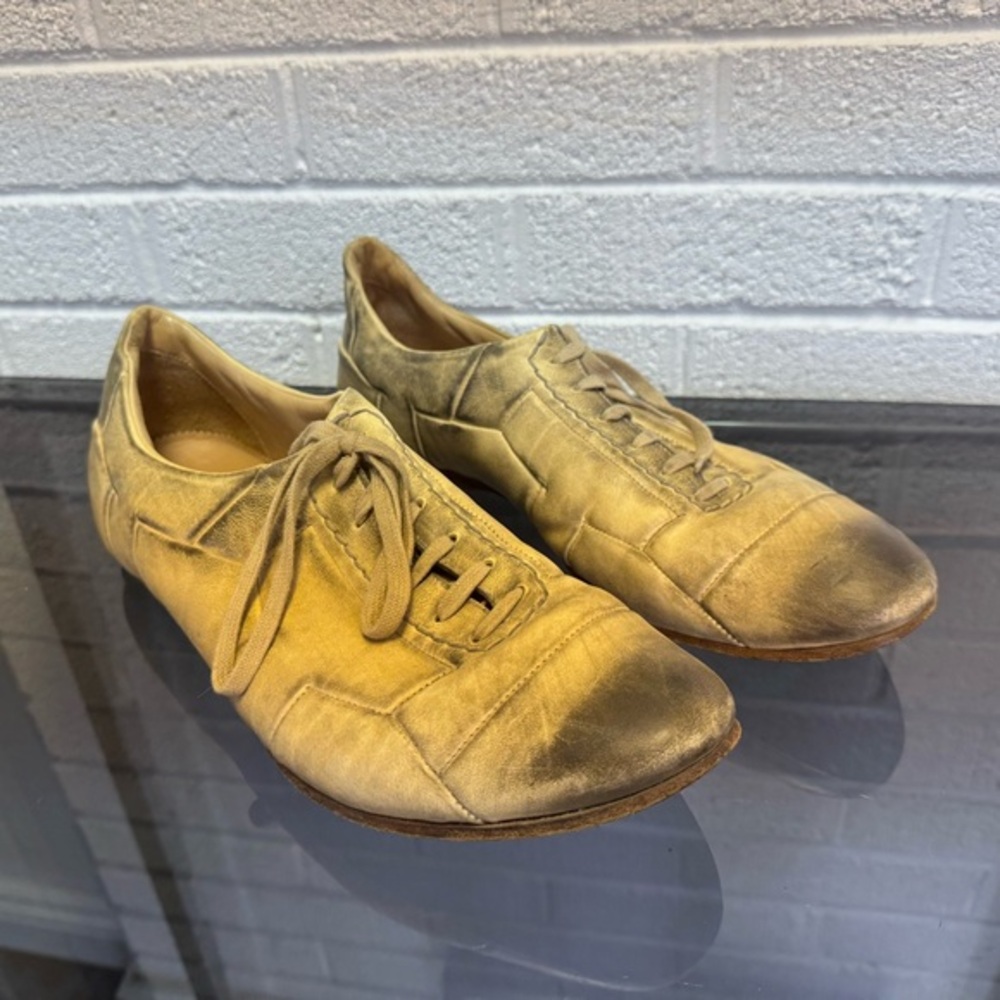 Officine Creative Tan Cream Oxfords with Timeless Elegance